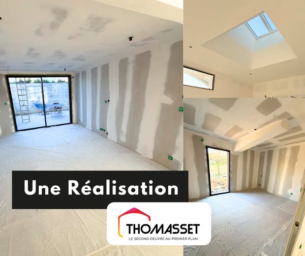 Chantier de pose de plaques de plâtre au mur et au plafond réalisé par l'entreprise Thomasset.