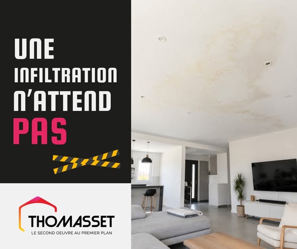 Visuel présentant une infiltration d'eau dans un plafond en placoplâtre dans un salon.